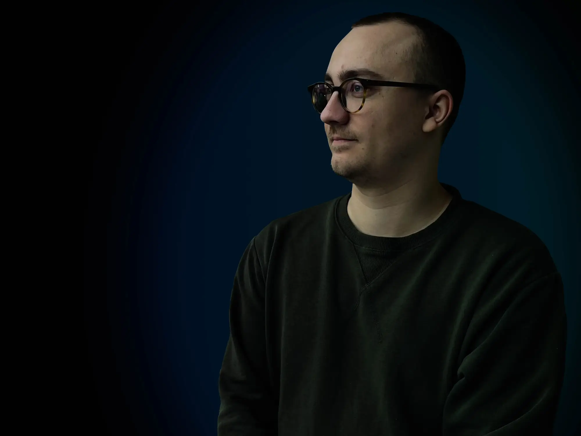 Portræt af Nikolaj Dam Jørgensen. Baggrunden er redigeret ud.